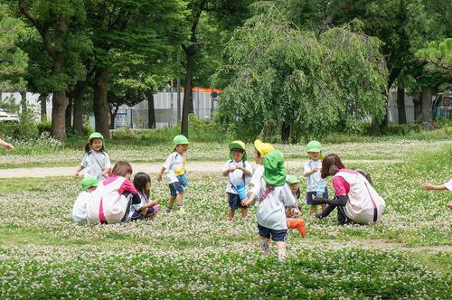 体现幼儿在幼儿园里开心的句子 形容幼儿园孩子的快乐