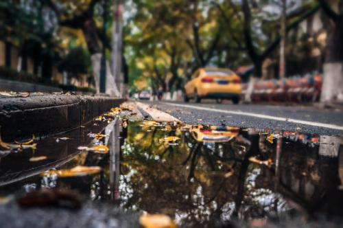 听雨的心情短句 下雨天的唯美句子