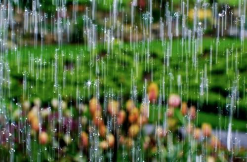 适合雨夜发朋友圈的句子 深夜听雨失眠的说说