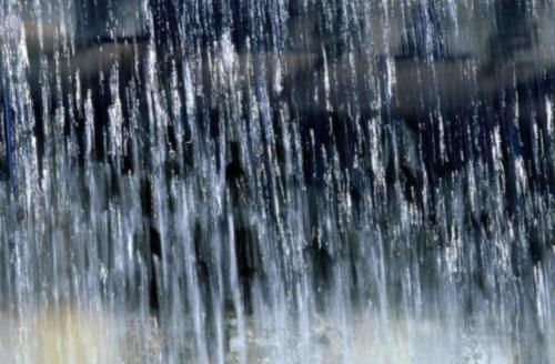 适合雨夜发朋友圈的句子 夜半听雨发的说说文案