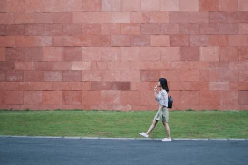 关于女人买衣服的说说 女人爱买衣服的说说